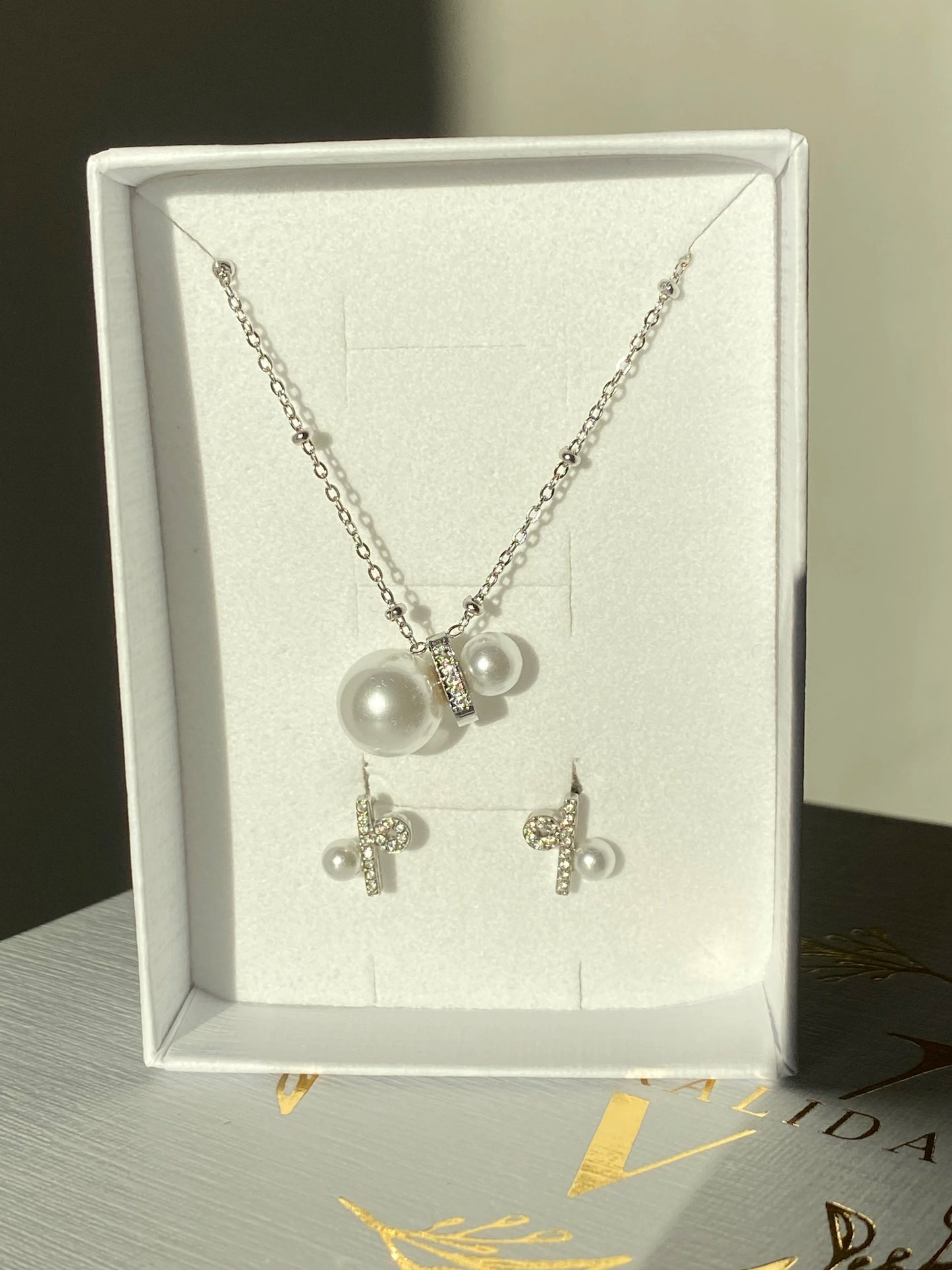 VARALIDA vergoldetes Schmuckset: filigrane goldene Kette und Ohrstecker mit Perlen als Details im Geschenk-Etui – eleganter Damenschmuck online kaufen