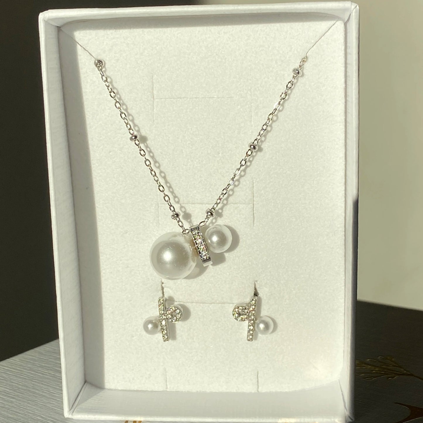 VARALIDA vergoldetes Schmuckset: filigrane goldene Kette und Ohrstecker mit Perlen als Details im Geschenk-Etui – eleganter Damenschmuck online kaufen