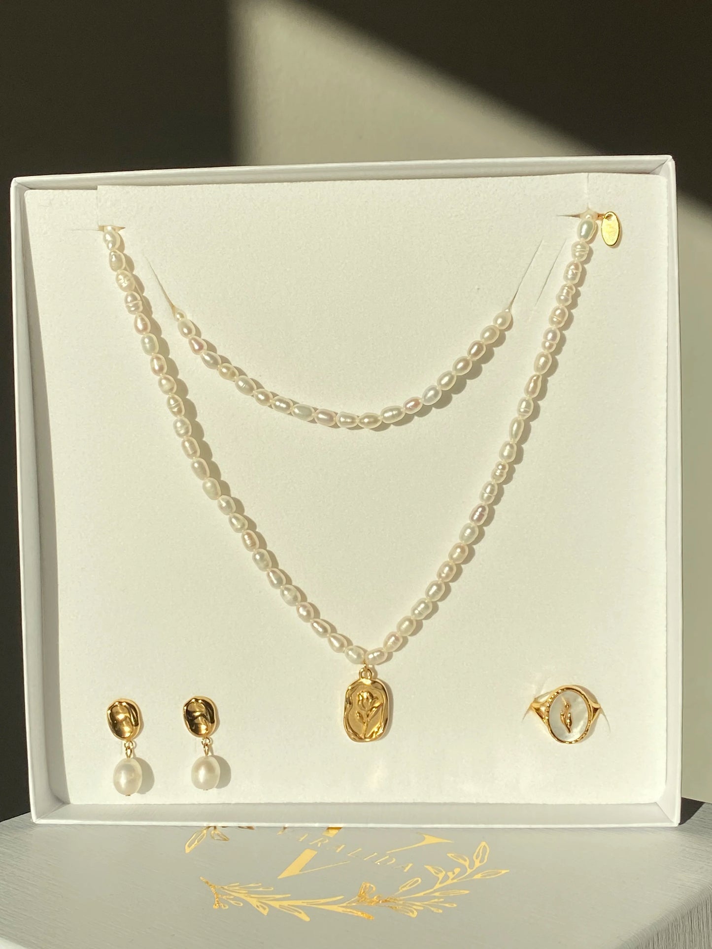 VARALIDA vergoldetes Schmuckset: filigrane Perlkette, Ohrstecker mit weißen Perlen und vergoldetem Ring mit einer Perle im Geschenk-Etui – eleganter Damenschmuck online kaufen