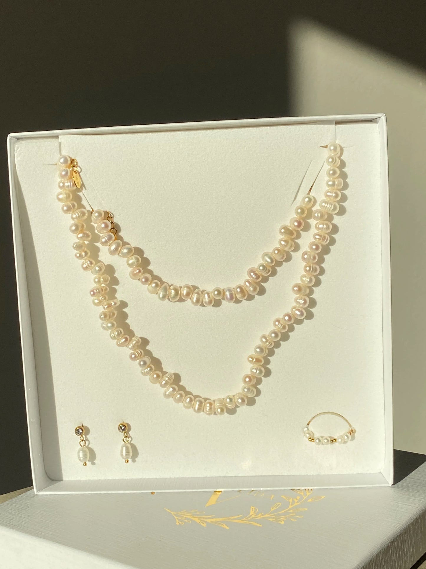 VARALIDA vergoldetes Schmuckset: filigrane Perlenkette, Ohrstecker und einem Perlenring im Geschenk-Etui – eleganter Damenschmuck online kaufen