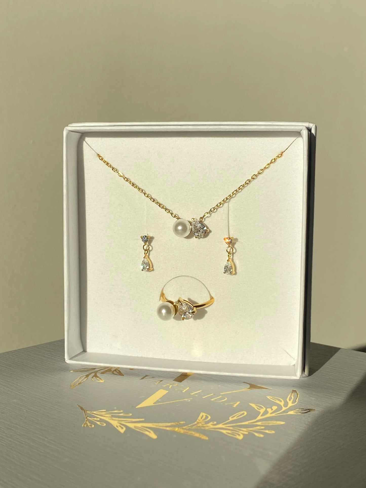 VARALIDA vergoldetes Schmuckset: filigrane goldene Kette und Ohrstecker im Geschenk-Etui – eleganter Damenschmuck online kaufen