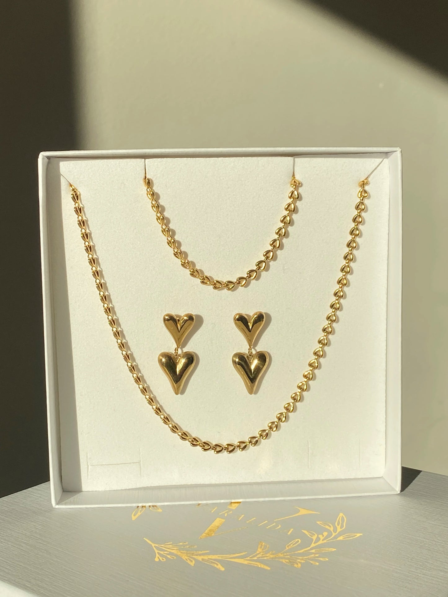 VARALIDA vergoldetes Schmuckset: filigrane goldene Kette und Ohrstecker In Herzform im Geschenk-Etui – eleganter Damenschmuck online kaufen