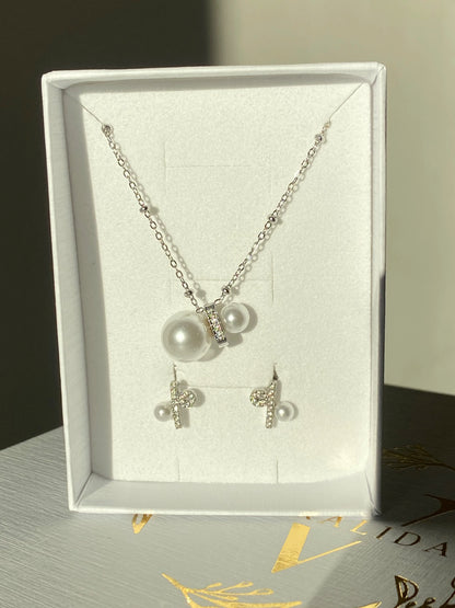 VARALIDA vergoldetes Schmuckset: filigrane goldene Kette und Ohrstecker  mit Perlen als Details im Geschenk-Etui – eleganter Damenschmuck online kaufen