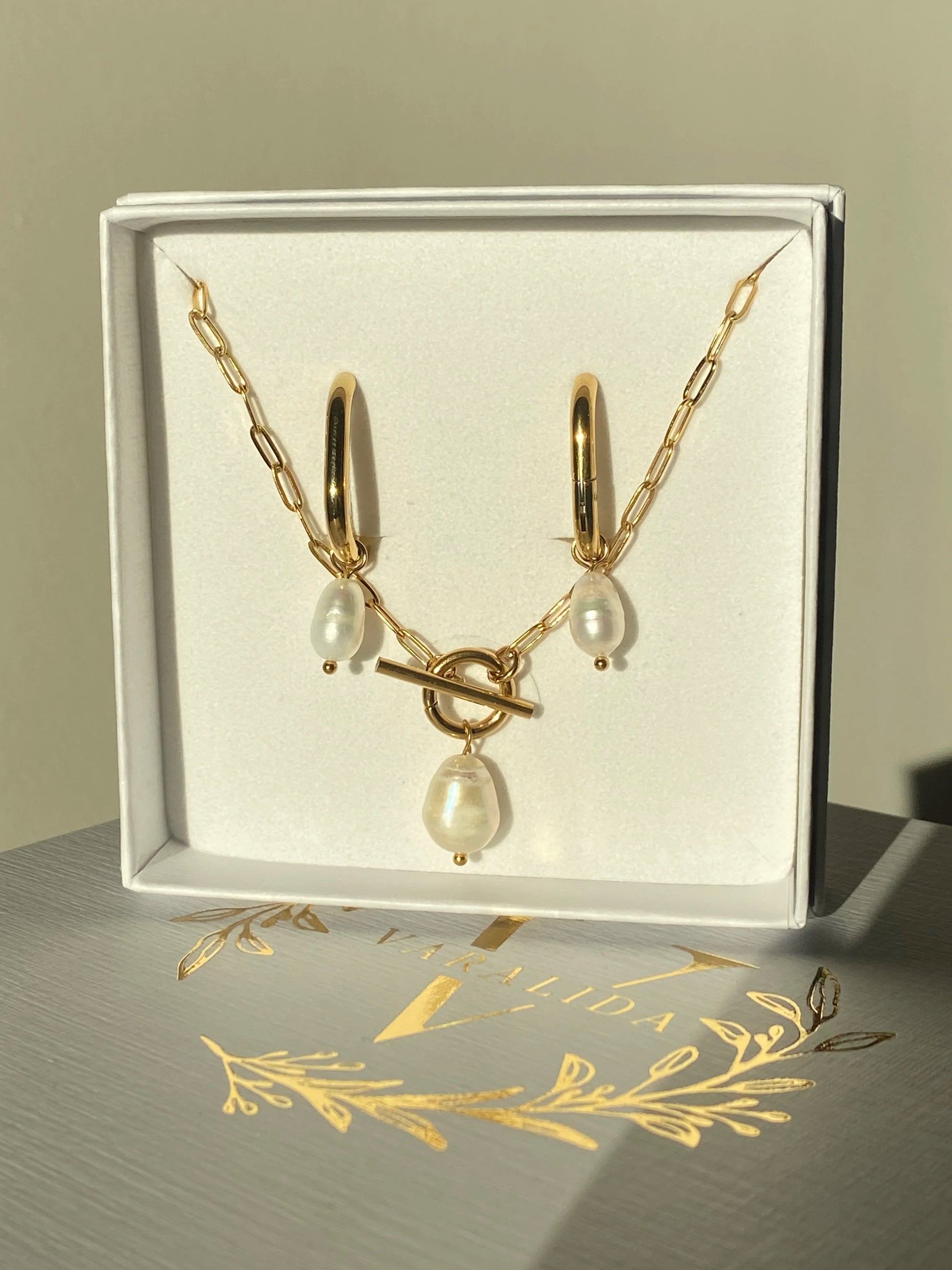 VARALIDA vergoldetes Schmuckset: filigrane goldene Kette und Ohrstecker im Geschenk-Etui – eleganter Damenschmuck online kaufen