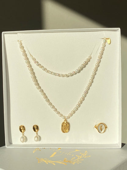 VARALIDA vergoldetes Schmuckset: filigrane Perlkette, Ohrstecker  mit weißen Perlen und vergoldetem Ring mit einer Perle im Geschenk-Etui – eleganter Damenschmuck online kaufen