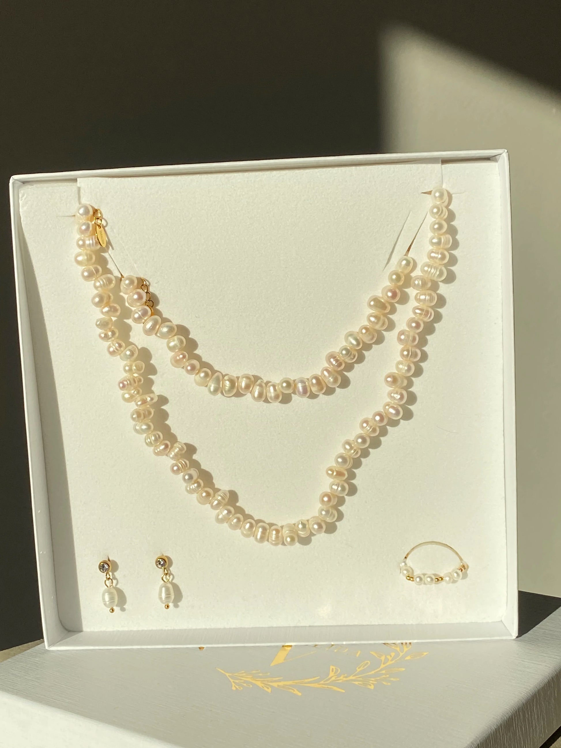 VARALIDA vergoldetes Schmuckset: filigrane Perlenkette, Ohrstecker und einem Perlenring im Geschenk-Etui – eleganter Damenschmuck online kaufen