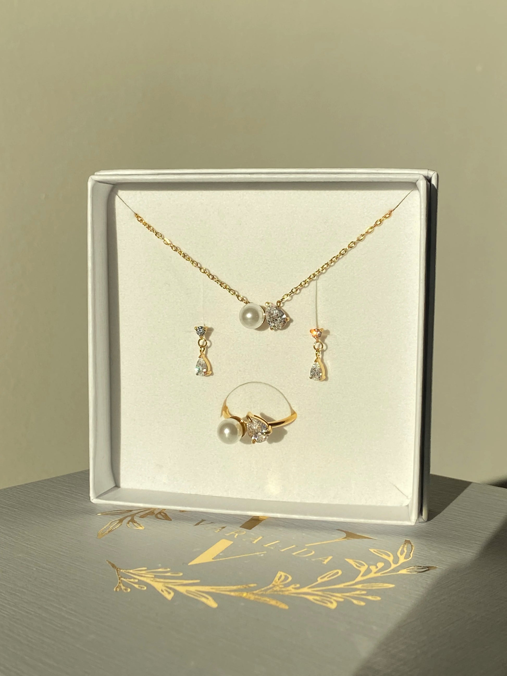 VARALIDA vergoldetes Schmuckset: filigrane goldene Kette und Ohrstecker  im Geschenk-Etui – eleganter Damenschmuck online kaufen