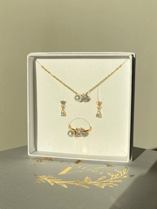 VARALIDA vergoldetes Schmuckset: filigrane goldene Kette und Ohrstecker  im Geschenk-Etui – eleganter Damenschmuck online kaufen