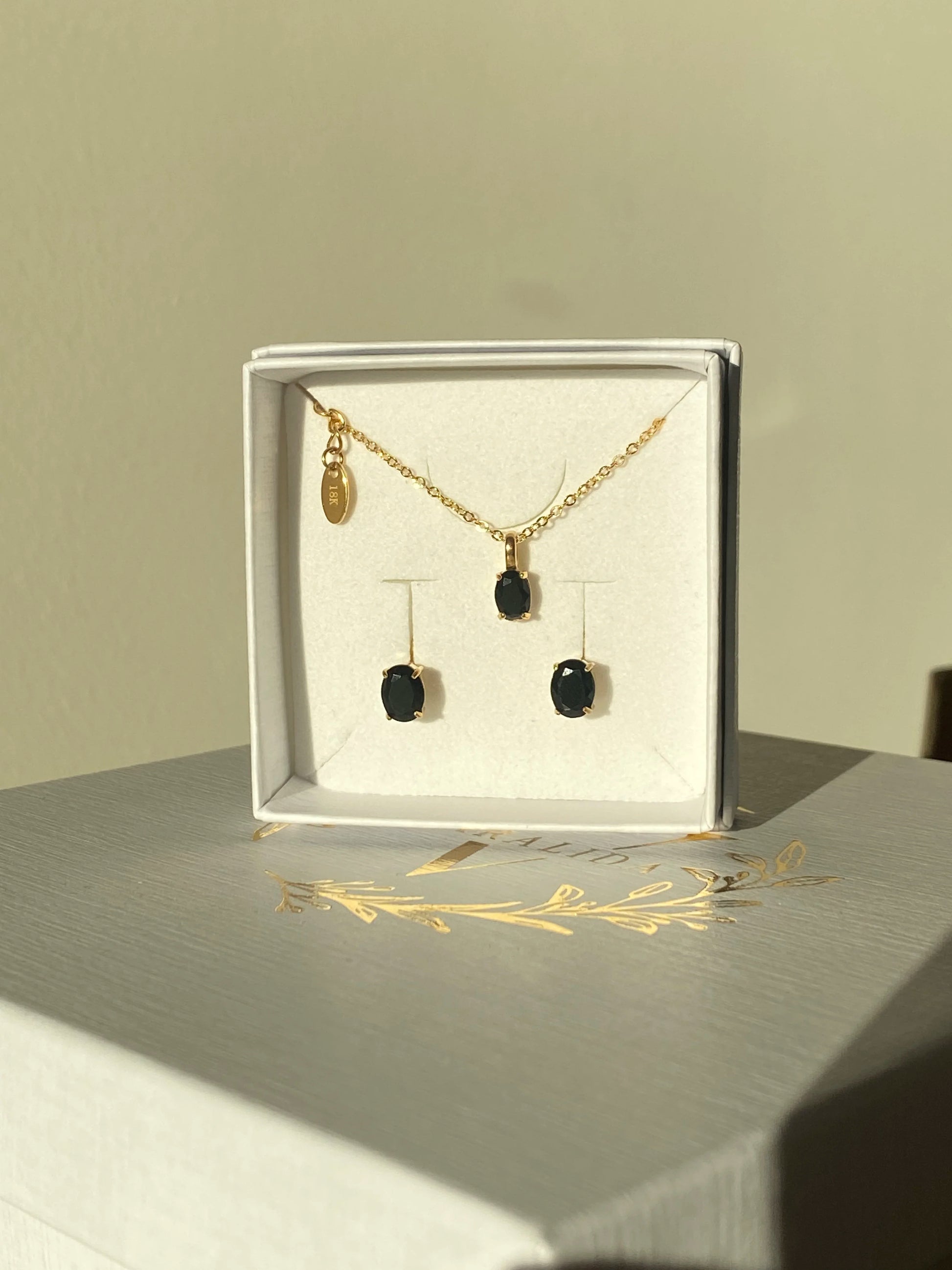 VARALIDA vergoldetes Schmuckset: filigrane goldene Kette und Ohrstecker mit schwarzen Steinen im Geschenk-Etui – eleganter Damenschmuck online kaufen