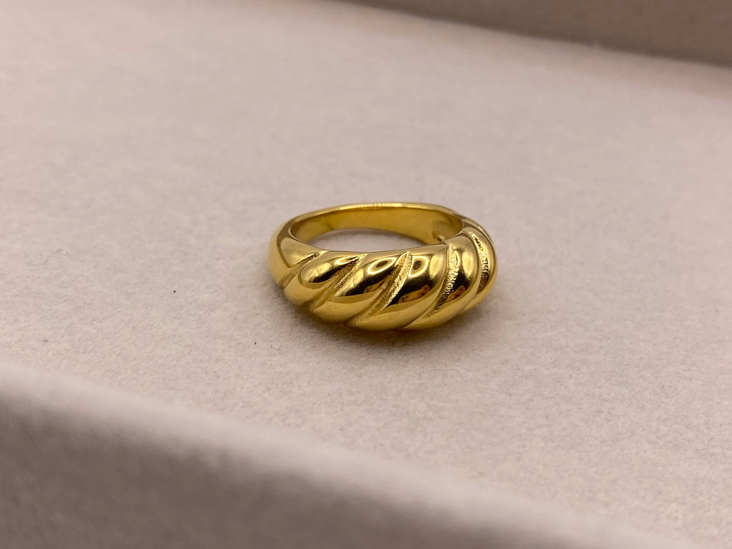 Croissant Deluxe Ring - 18 Karat