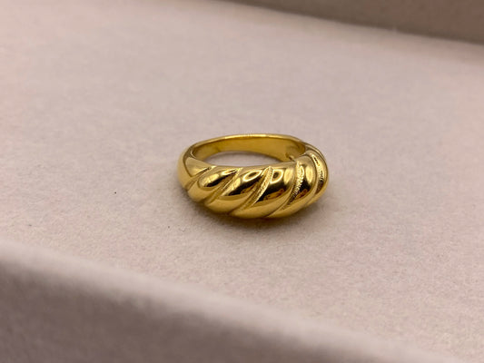 Croissant Deluxe Ring - 18 carat