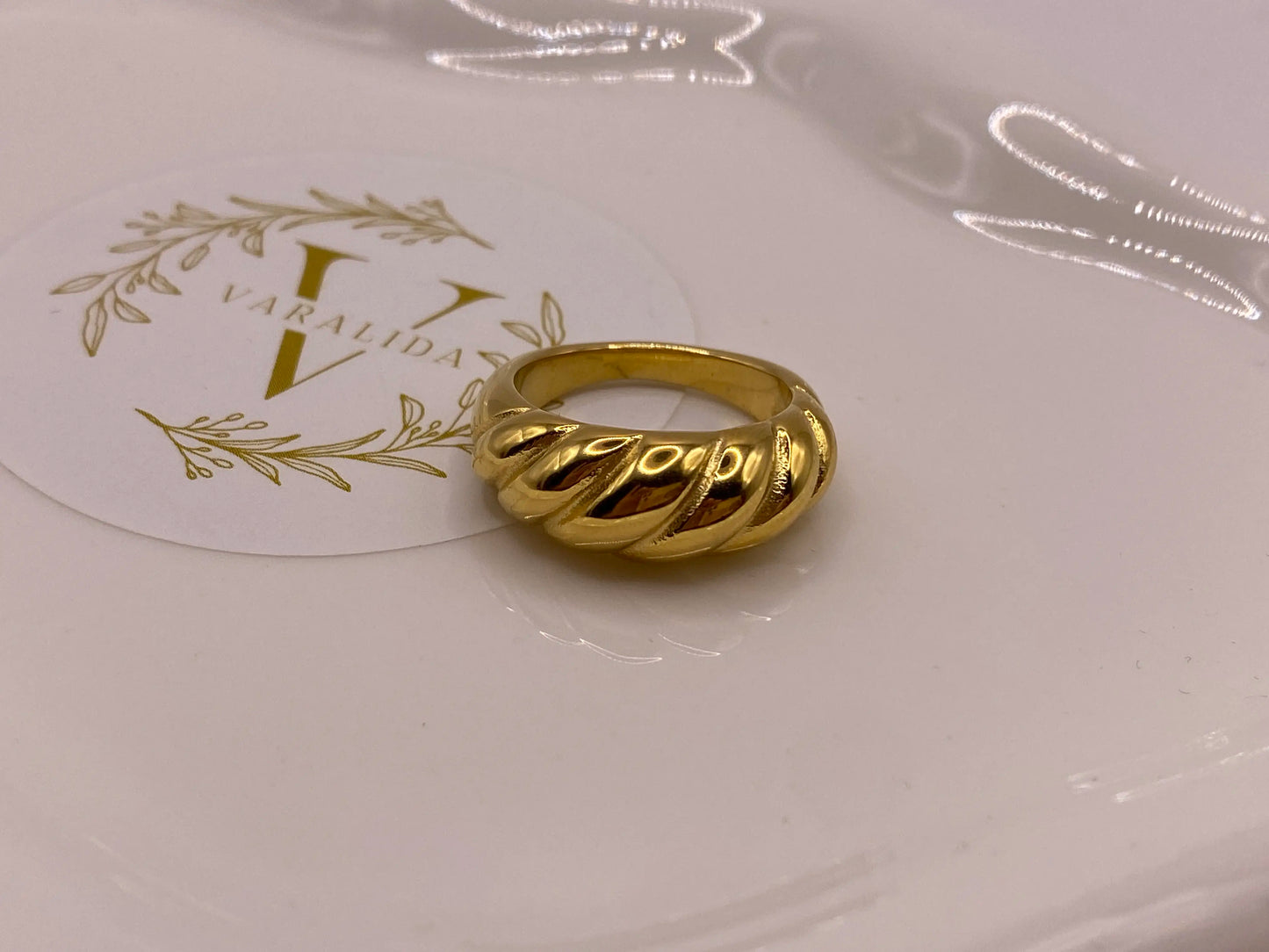 Croissant Deluxe Ring - 18 carat